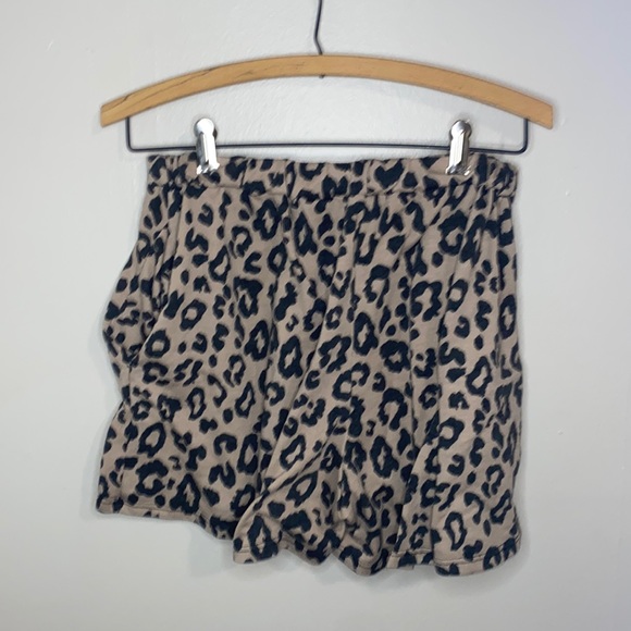 🍂Adorable Cheetah print lounge shorts! - Picture 8 of 10